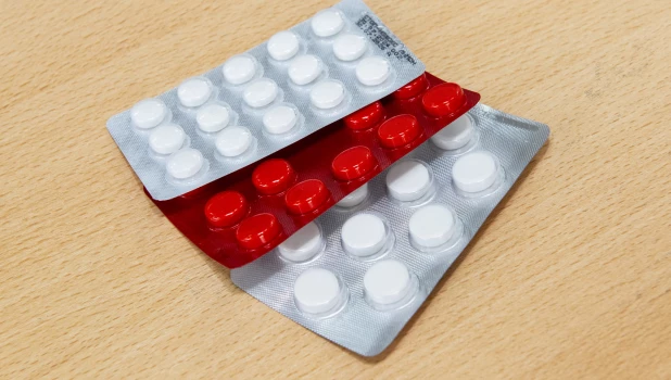 Медикаменты, лекарства, болезнь, таблетки, капли для носа, градусник. 