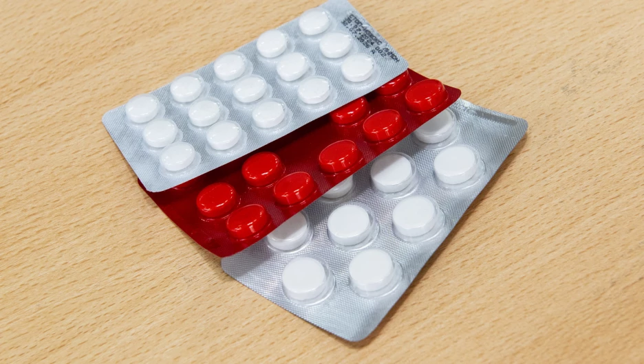 Медикаменты, лекарства, болезнь, таблетки, капли для носа, градусник. 