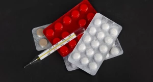 Медикаменты, лекарства, болезнь, таблетки, капли для носа, градусник. 