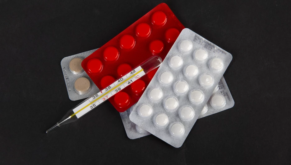 Медикаменты, лекарства, болезнь, таблетки, капли для носа, градусник. 