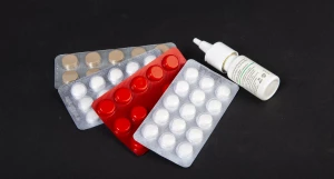 Медикаменты, лекарства, болезнь, таблетки, капли для носа.