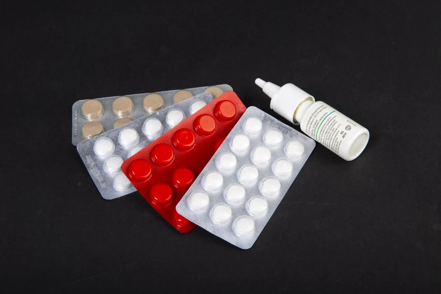 Медикаменты, лекарства, болезнь, таблетки, капли для носа.