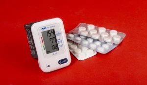 Таблетки, давление, тонометр. 