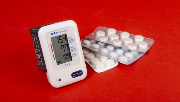 Таблетки, давление, тонометр. 