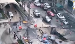 В Таиланде обвалилась дорога.