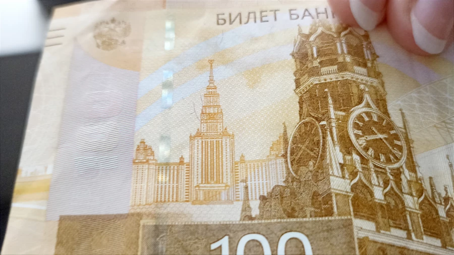 Проверка подлинности банкнот. Сто рублей образца 2022 года.