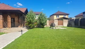 В Барнауле продают коттедж за 62 млн рублей.