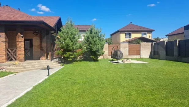 В Барнауле продают коттедж за 62 млн рублей.