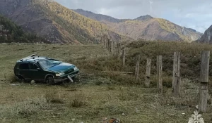 Машина улетела в кювет и перевернулась, пострадал человек.