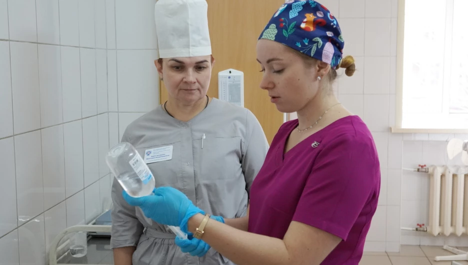 Старшая медсестра Виктория Царегородцева и медсестра Алина Филиппова.