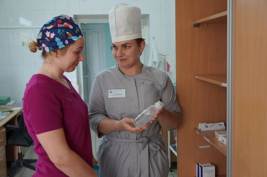 Старшая медсестра Виктория Царегородцева и медсестра Алина Филиппова.