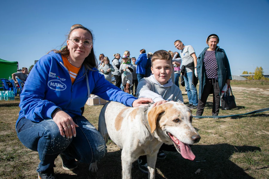Волонтеры Алтай-Кокса участвуют в озеленении и уборке мусора на городских и заводских территориях.