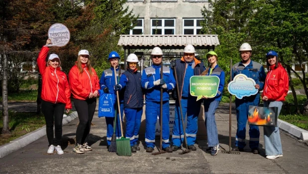 Волонтеры Алтай-Кокса участвуют в озеленении и уборке мусора на городских и заводских территориях.