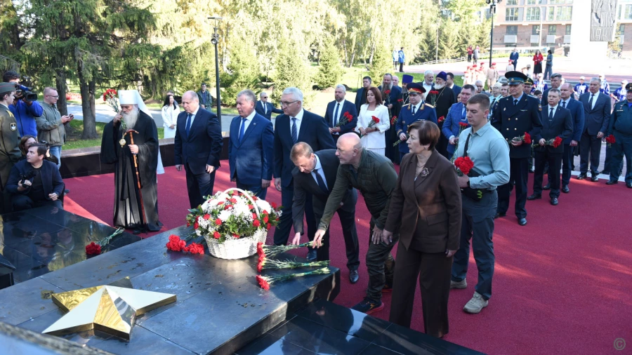 Возложение цветов к Монументу в честь Героев Советского Союза и полных кавалеров Ордена Славы.