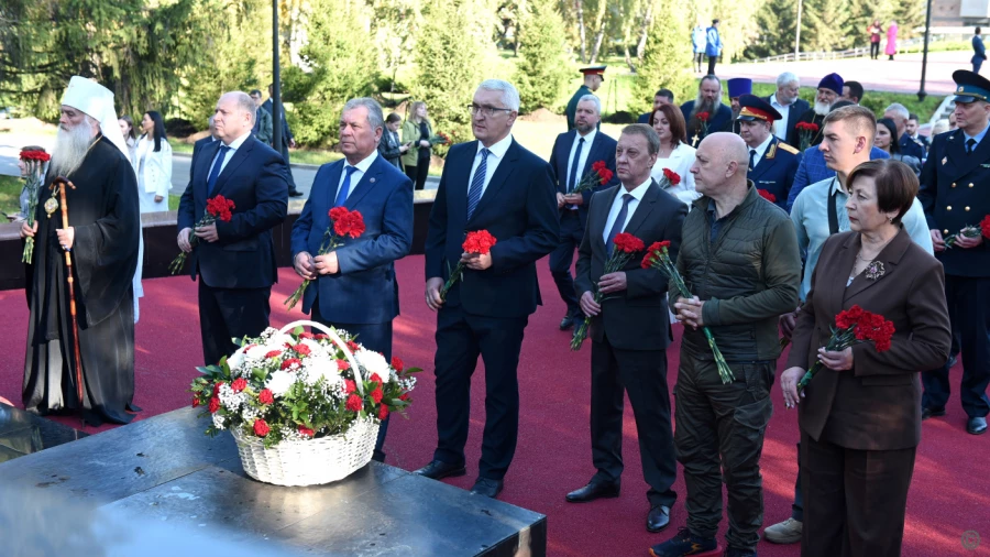 Возложение цветов к Монументу в честь Героев Советского Союза и полных кавалеров Ордена Славы.