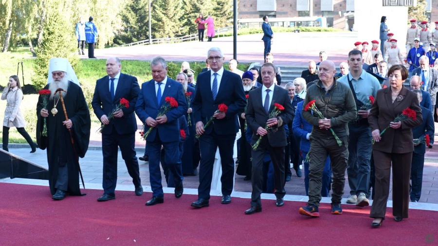 Возложение цветов к Монументу в честь Героев Советского Союза и полных кавалеров Ордена Славы.