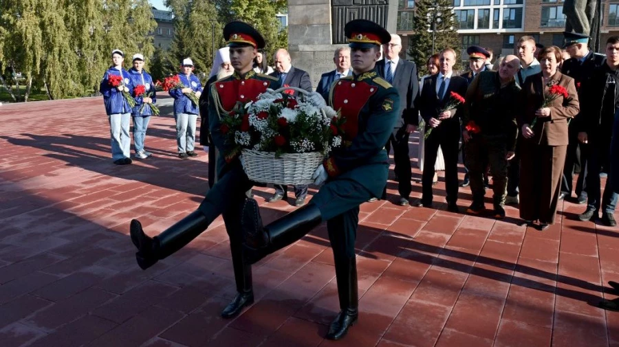 Возложение цветов к Монументу в честь Героев Советского Союза и полных кавалеров Ордена Славы.