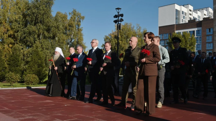 Возложение цветов к Монументу в честь Героев Советского Союза и полных кавалеров Ордена Славы.