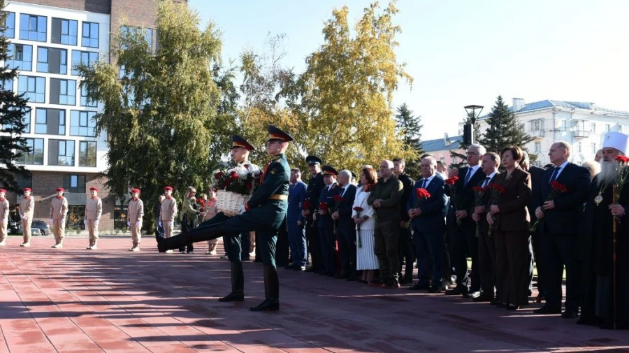 Возложение цветов к Монументу в честь Героев Советского Союза и полных кавалеров Ордена Славы.