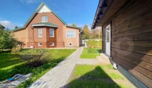 В Барнауле продают коттедж за 14,9 млн рублей.