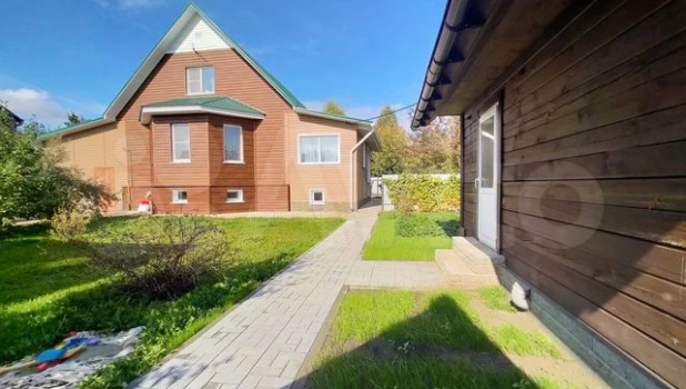 В Барнауле продают коттедж за 14,9 млн рублей.