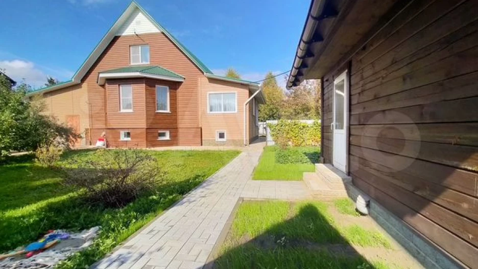 В Барнауле продают коттедж за 14,9 млн рублей.
