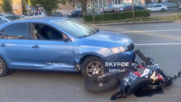 Мотоциклиста сбили на проспекте Ленина в Барнауле.