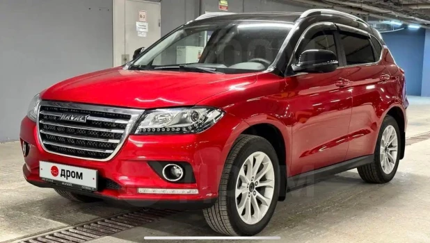 Haval H2 красного цвета 