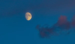 Луна над Телецким озером.