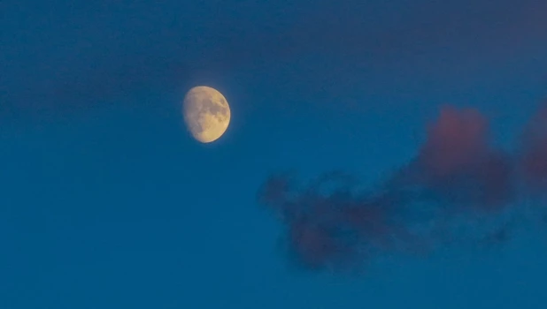 Луна над Телецким озером.