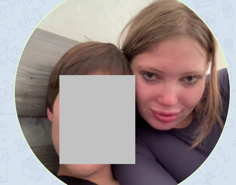 Юлия Финесс и подросток.