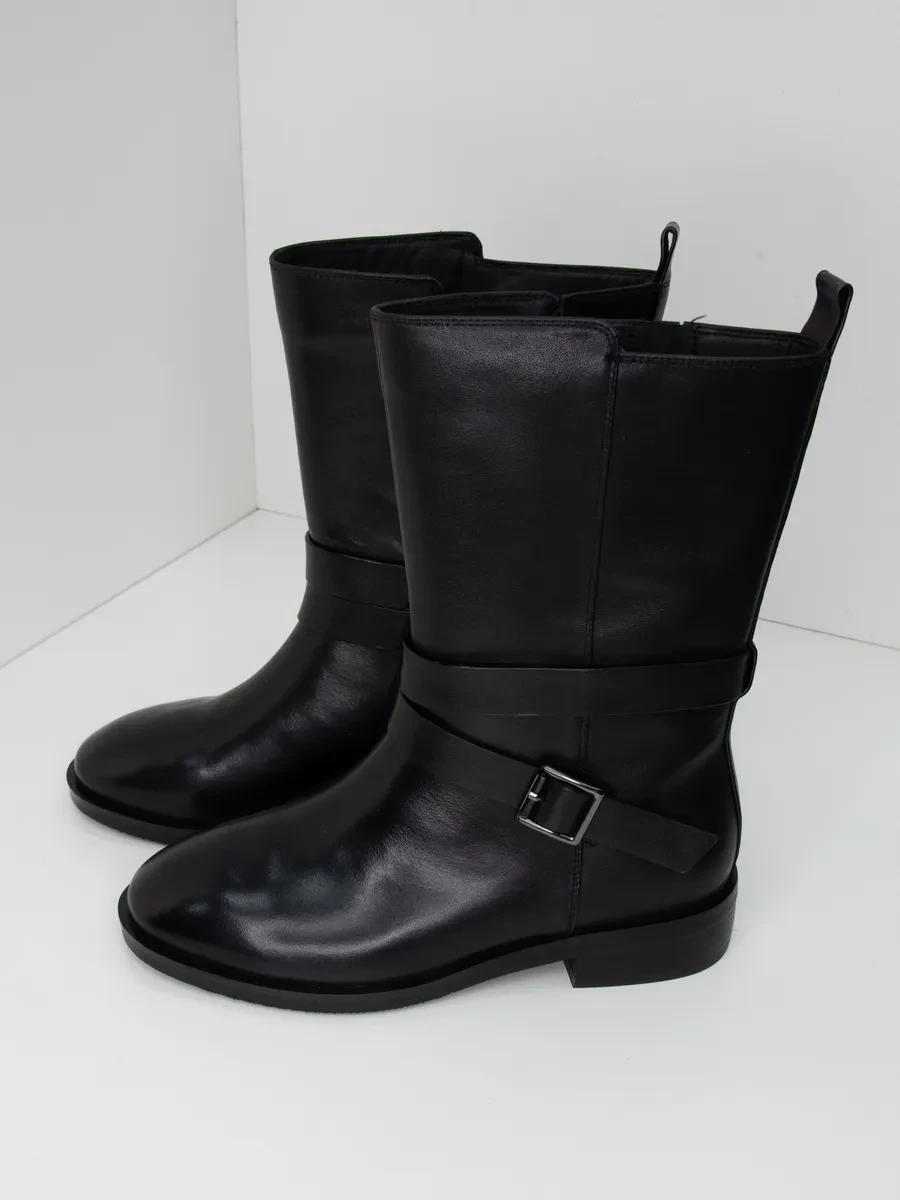 Высокие ботинки.