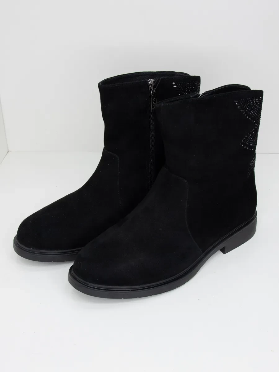 Высокие ботинки.