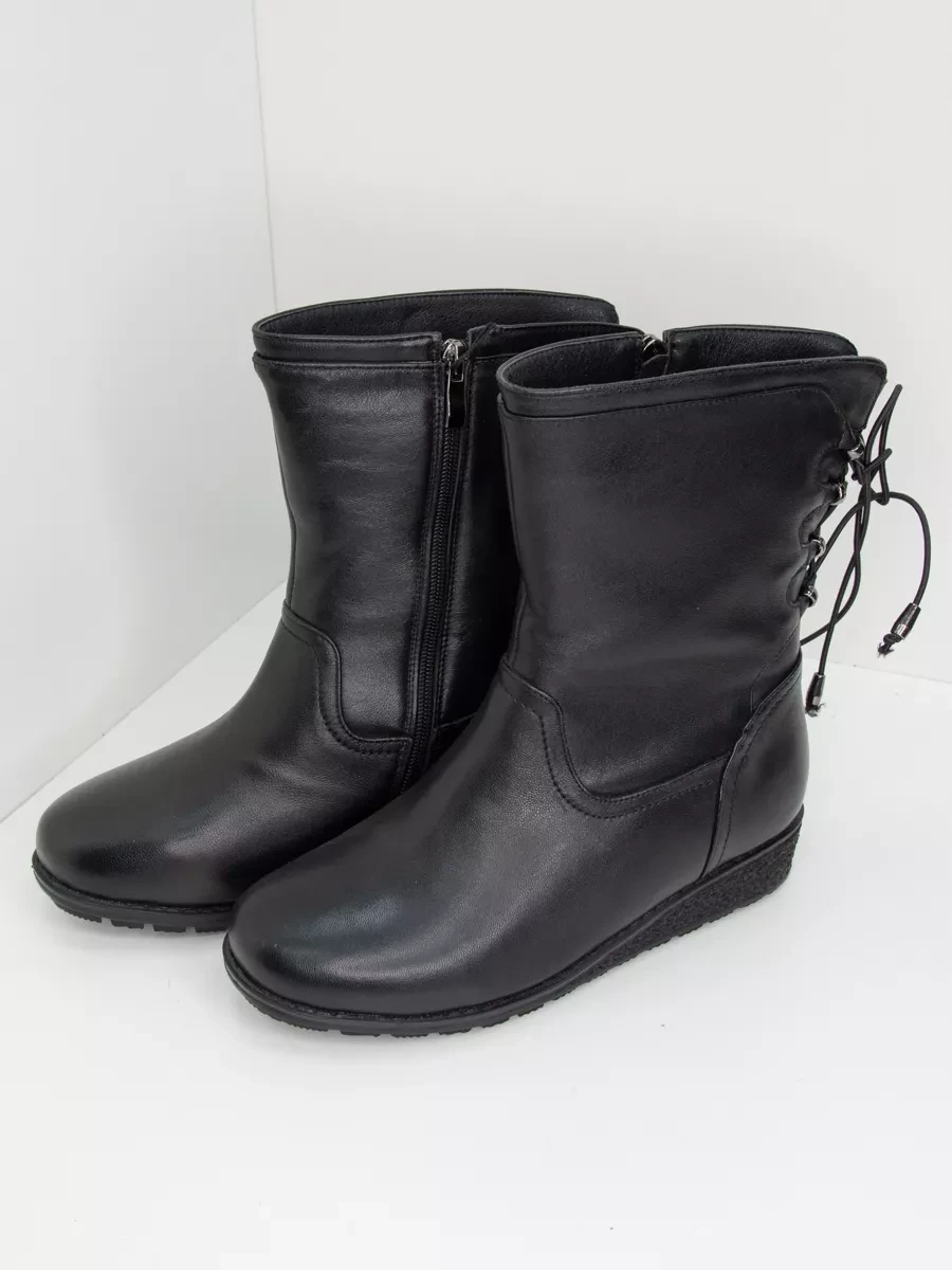 Высокие ботинки.