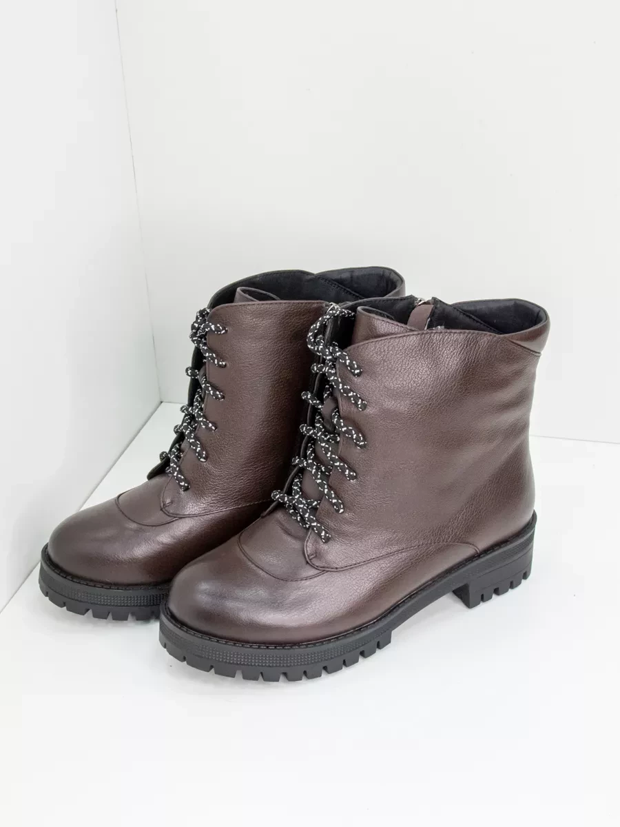 Ботинки на шнуровке.