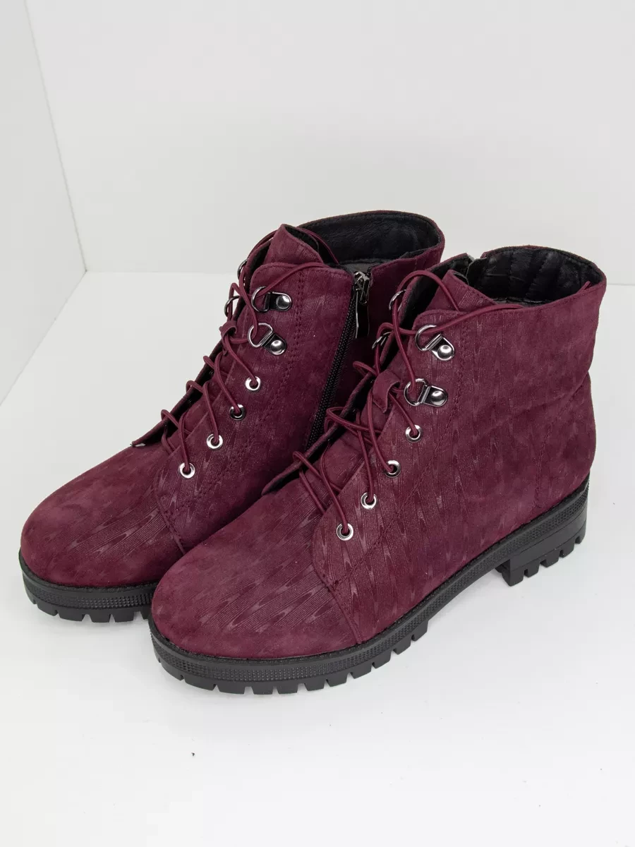 Ботинки на шнуровке.