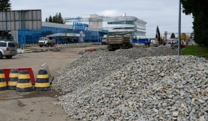 Работы в аэропорту Барнаула. Парковка. Стройка