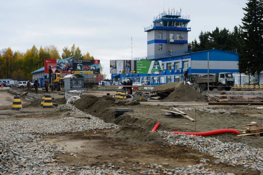 Работы в аэропорту Барнаула. Парковка. Стройка