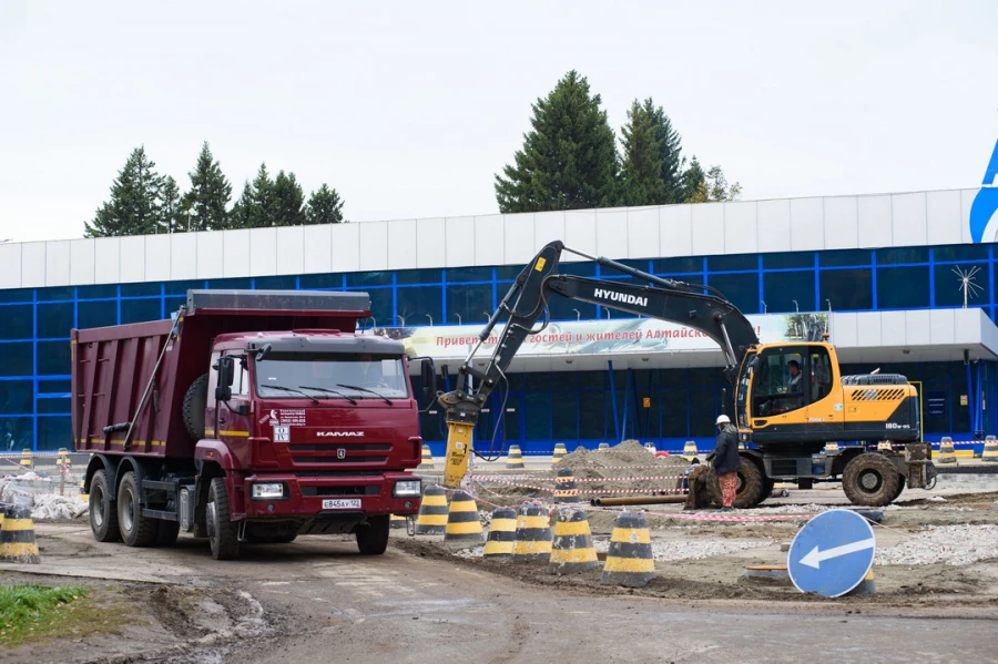 Работы в аэропорту Барнаула. Парковка. Стройка