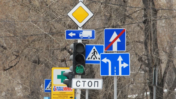 Дорожные знаки. Дорога. Дорожное движение.