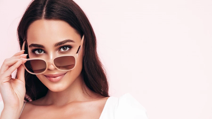 Макияж и очки.