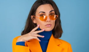 Макияж и очки.