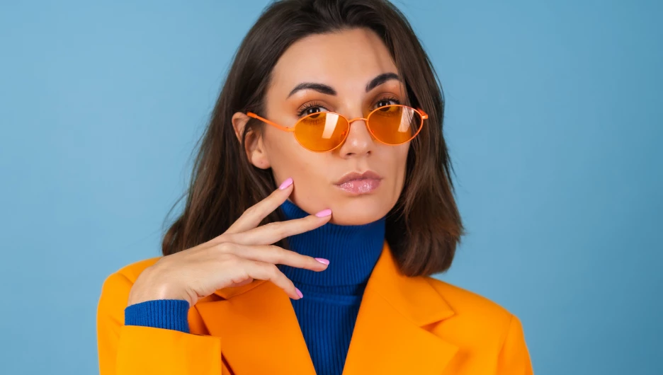 Макияж и очки.