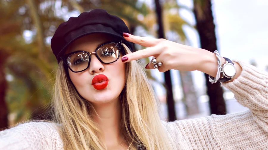 Макияж и очки.