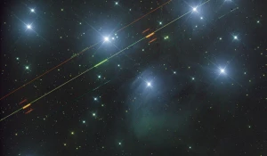 Самолет на фоне скопления Персея 