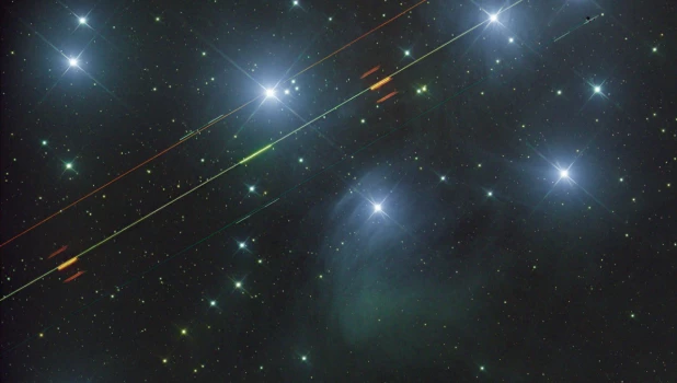 Самолет на фоне скопления Персея 