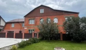 В Барнауле продают коттедж за 58 млн рублей.