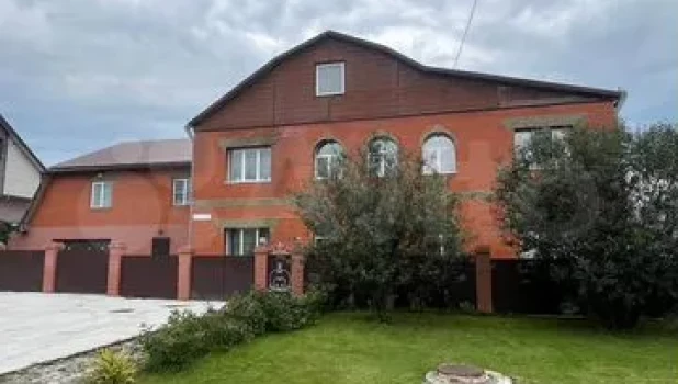 В Барнауле продают коттедж за 58 млн рублей.