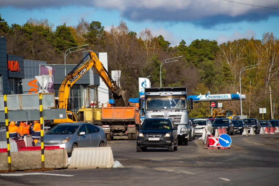 Развязка на Змеиногорском тракте в октябре 2025. 