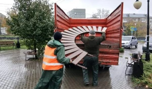 В Барнауле начали убирать урны и скамейки на зимнее хранение.